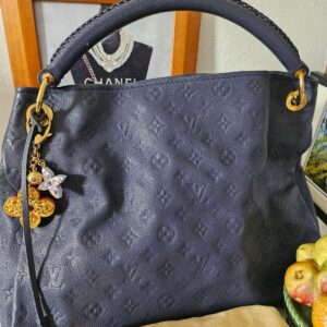 LOUIS VUITTON ARTSY MM