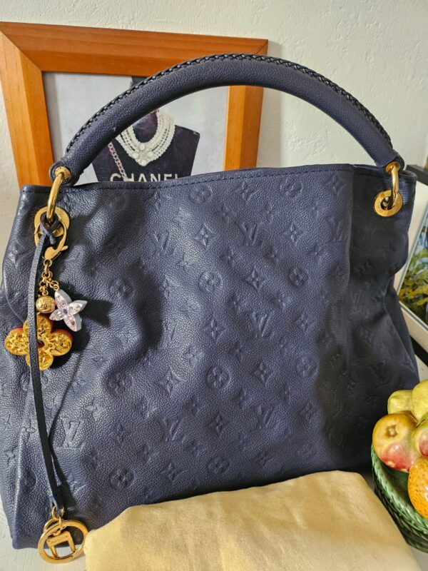 LOUIS VUITTON ARTSY MM