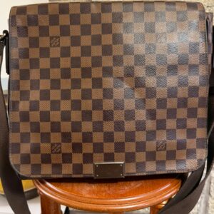 LOUIS VUITTON DISTRICT PM MESSENGER.